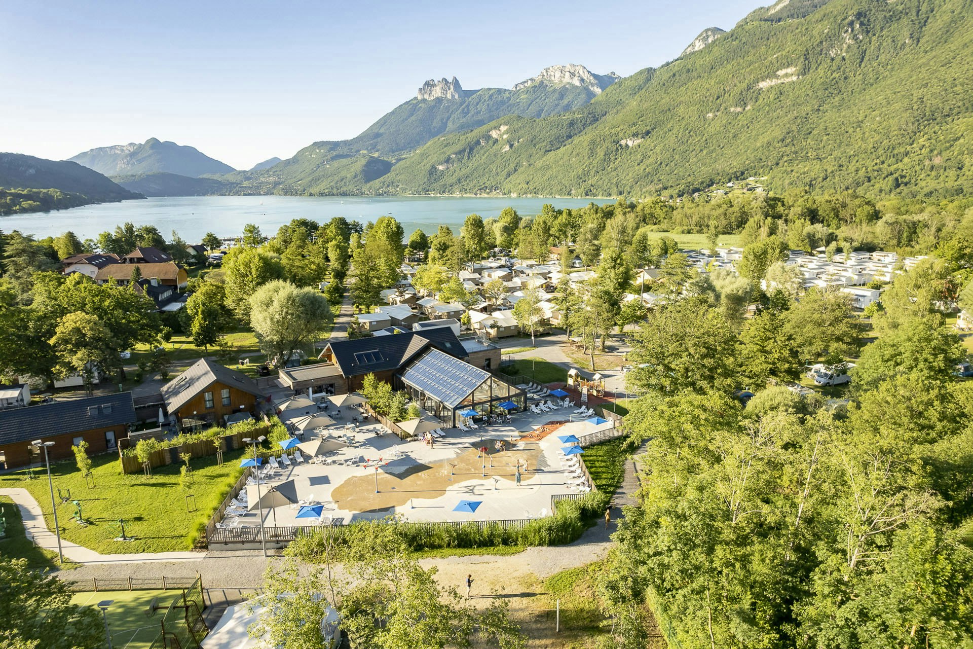 Camping Sandaya La Nublière  Campéole La Nublière - Luftaufnahme des Campingplatzes am See