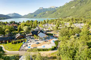 Camping Sandaya La Nublière Campéole La Nublière - Luftaufnahme des Campingplatzes am See