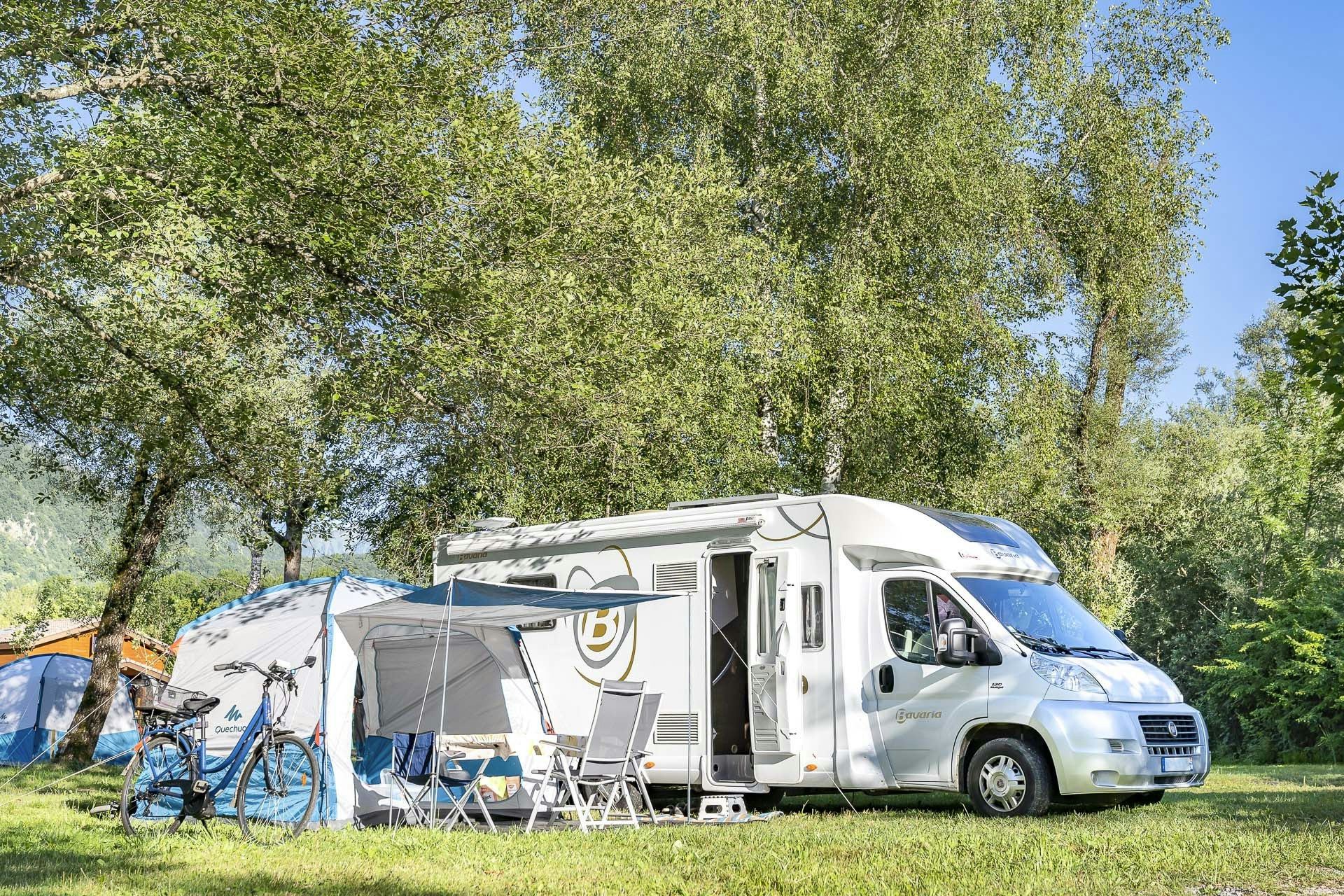 Camping Sandaya La Nublière  Campéole La Nublière - Stellplatz auf der Wiese des Campingplatzes