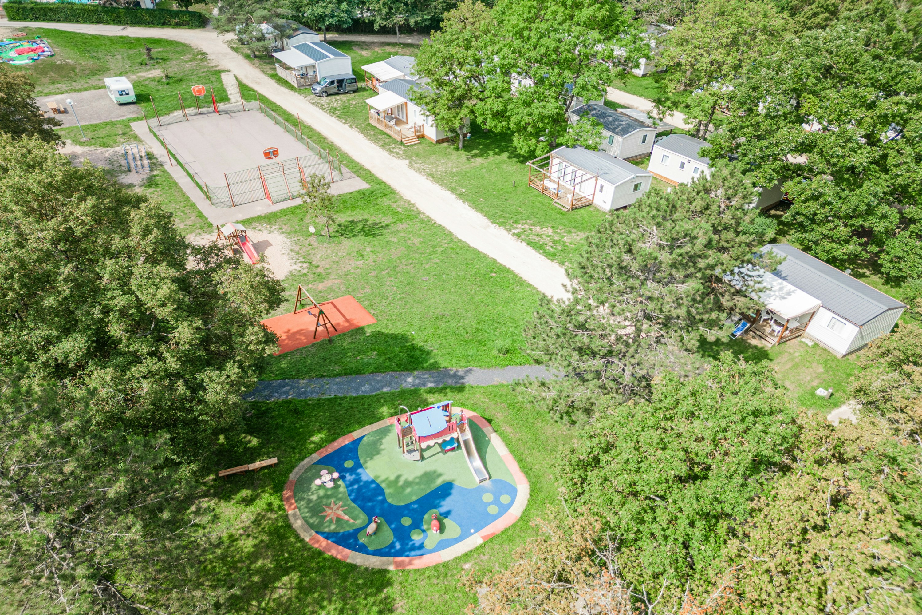 Camping Bel Air Village Le Brabois  - Luftaufnahme des Campingplatzes mit Kinderspielplatz und Sportplatz