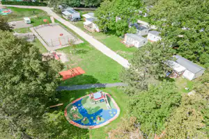 Camping Bel Air Village Le Brabois - Luftaufnahme des Campingplatzes mit Kinderspielplatz und Sportplatz
