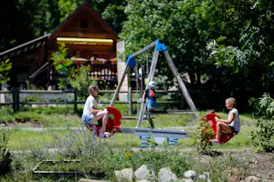 Campéole Le Clos du Lac - Kinder auf dem Spielplatz vom Campingplatz im Grünen