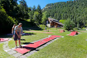 Campéole Le Clos du Lac - Minigolf spielende Camper auf dem Campingplatz