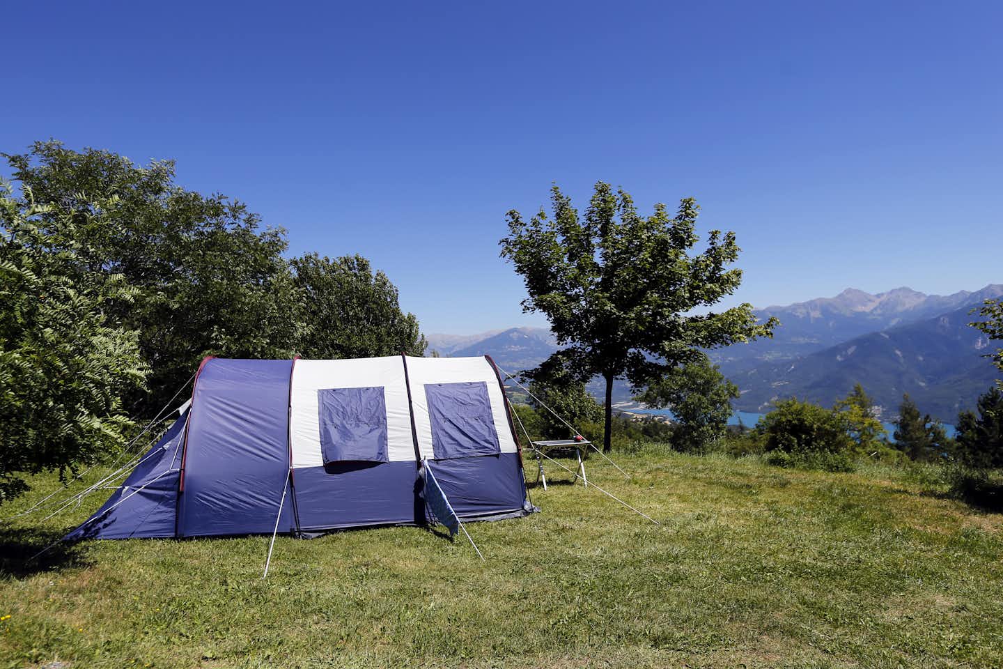 Campéole Le Clos du Lac  - Zelt auf dem Wohnwagen- und Zeltstellplatz vom Campingplatz mit Blick auf den See
