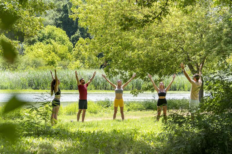 Camping Sandaya Île des Papes  Campéole Île des Papes - Gäste machen gemeinsam Yoga in der Natur