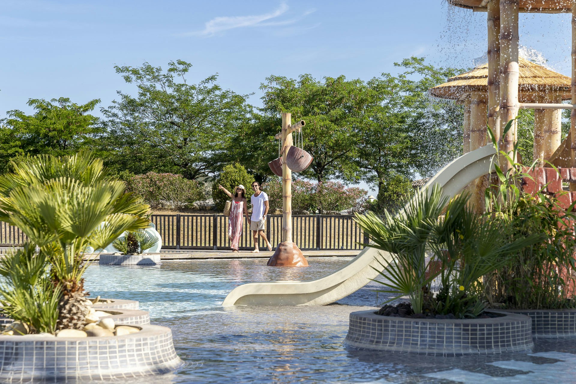 Camping Sandaya Île des Papes  Campéole Île des Papes - Wasserrutschen und Spielgeräte im Kinderbereich des Freibades