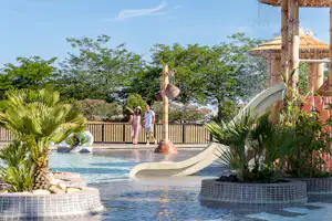 Camping Sandaya Île des Papes Campéole Île des Papes - Wasserrutschen und Spielgeräte im Kinderbereich des Freibades