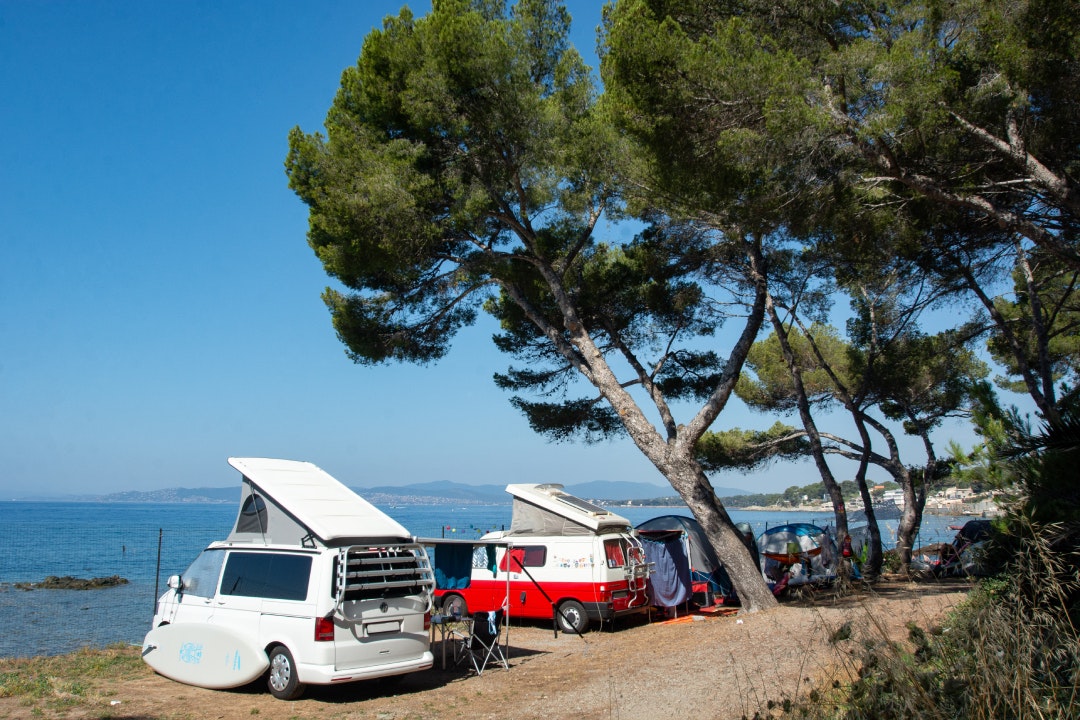 Campéole Le Dramont - Camper auf Stellplätzen direkt am Meer unter Bäumen