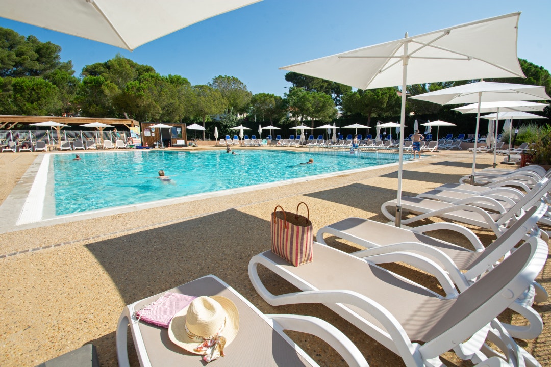 Campéole Le Dramont - Swimmingpool mit Liegestühlen und Schirmen