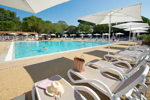 Campéole Le Dramont - Swimmingpool mit Liegestühlen und Schirmen