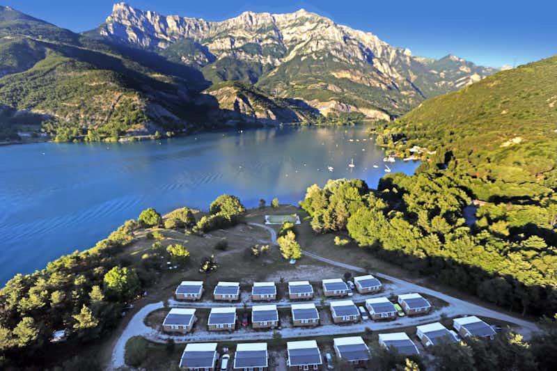 Campéole Le Lac  -  Luftaufnahme vom Campingplatz am See im Tal Ubaye Valley mit Blick auf die Alpen