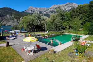 Campéole Le Lac - Pool vom Campingplatz im Grünen mit Blick auf die Berge und den See