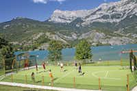 Campéole Le Lac  - Sportplatz für Fußball und Basketball am See vom Campingplatz mit Bergblick