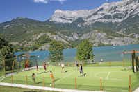 Campéole Le Lac  - Sportplatz für Fußball und Basketball am See vom Campingplatz mit Bergblick