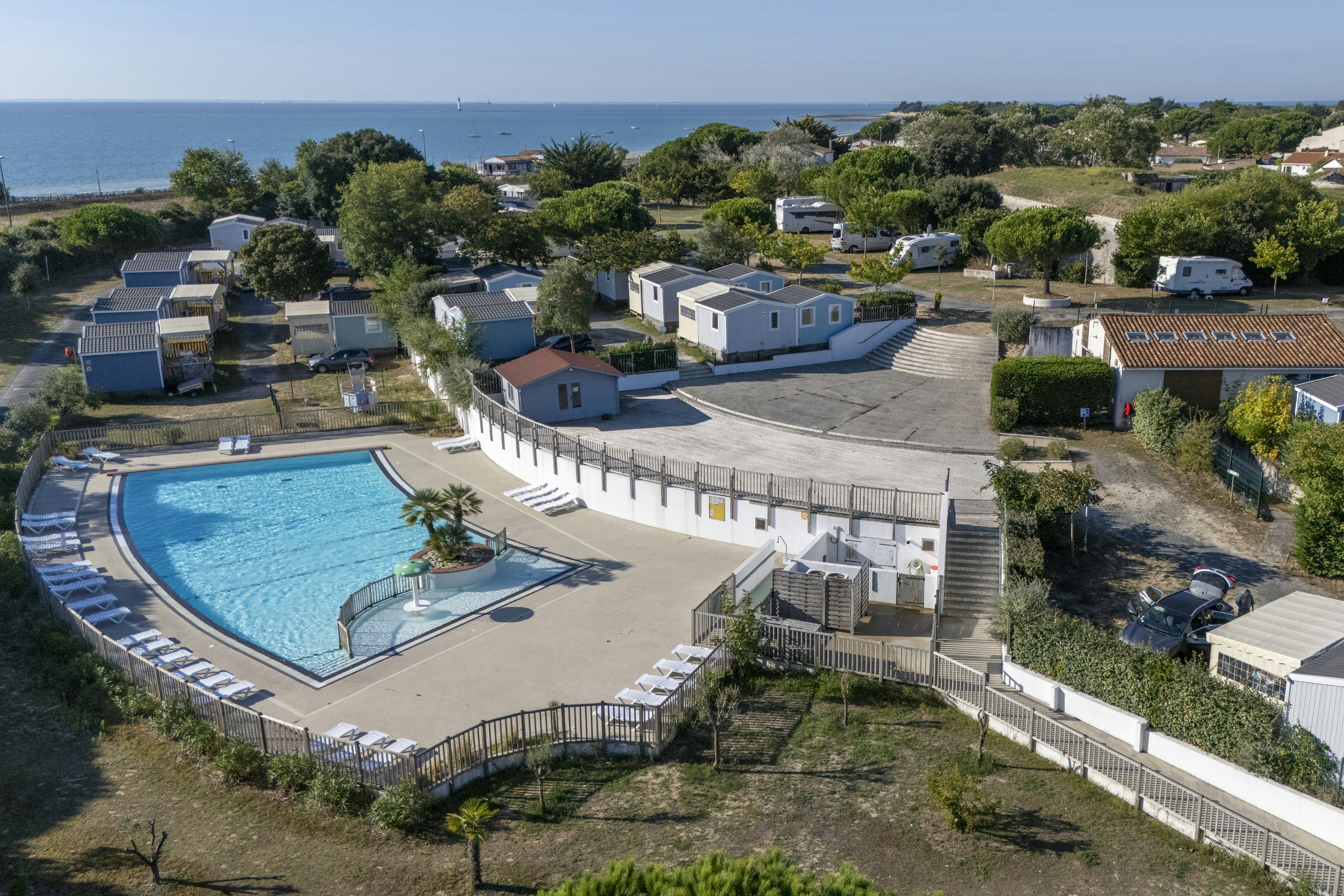 Bel Air Village Le Platin - Redoute Blick auf das Campingplatzgelände und das Meer im Hintergrund