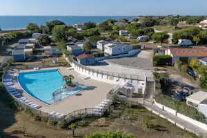 Bel Air Village Le Platin - Redoute Blick auf das Campingplatzgelände und das Meer im Hintergrund