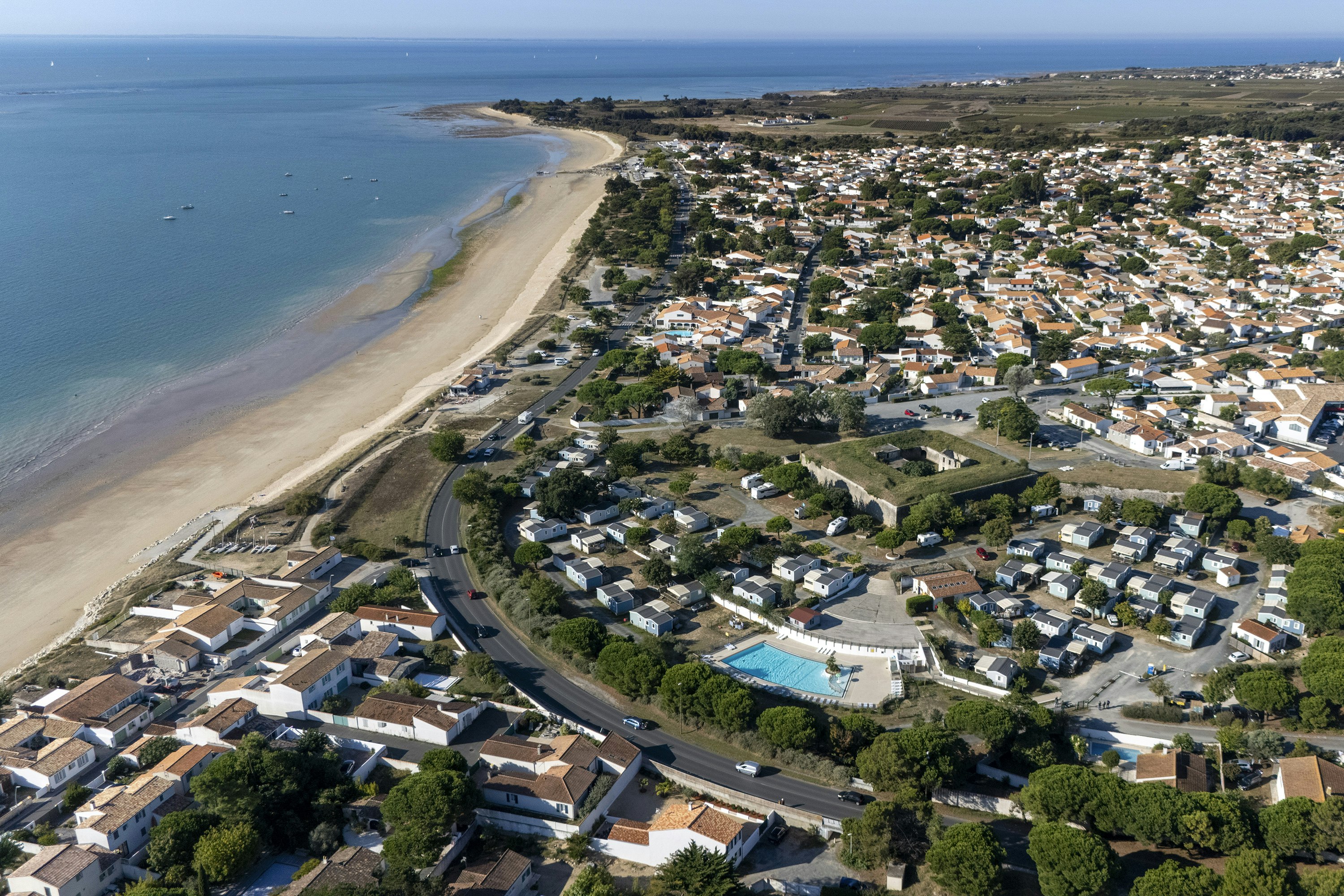 Bel Air Village Le Platin - Redoute Vogelperspektive auf das Campingplatzgelände, die Umgebung und den naheliegenden Strand