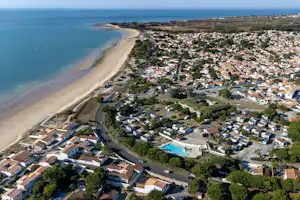 Bel Air Village Le Platin - Redoute Vogelperspektive auf das Campingplatzgelände, die Umgebung und den naheliegenden Strand