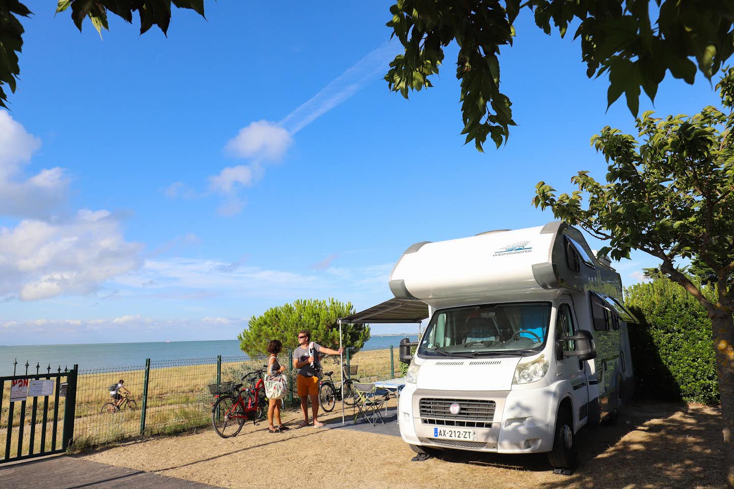 Campéole Le Platin  -  Camper am Wohnmobil  auf dem Campingplatz mit direktem Zugang zum Strand am Atlantik