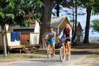 Campéole Le Platin  -  Camper auf Fahrrädern an den Mobilheimen vom Campingplatz