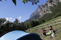 Campéole Le Vaudois  -  Camper auf dem Wohnwagen- und Zeltstellplatz mit Blick auf die Berge im Nationalpark Écrins