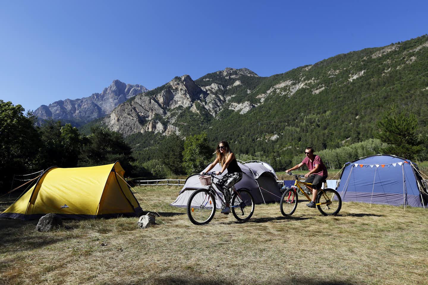Campéole Le Vaudois  -  Camper mit Fahrrädern auf dem Zeltplatz vom Campingplatz