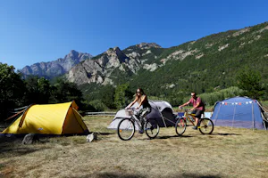 Campéole Le Vaudois - Camper mit Fahrrädern auf dem Zeltplatz vom Campingplatz