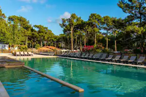 Camping Campéole Le Vivier - Blick auf den Pool im Freien mit Liegestühlen