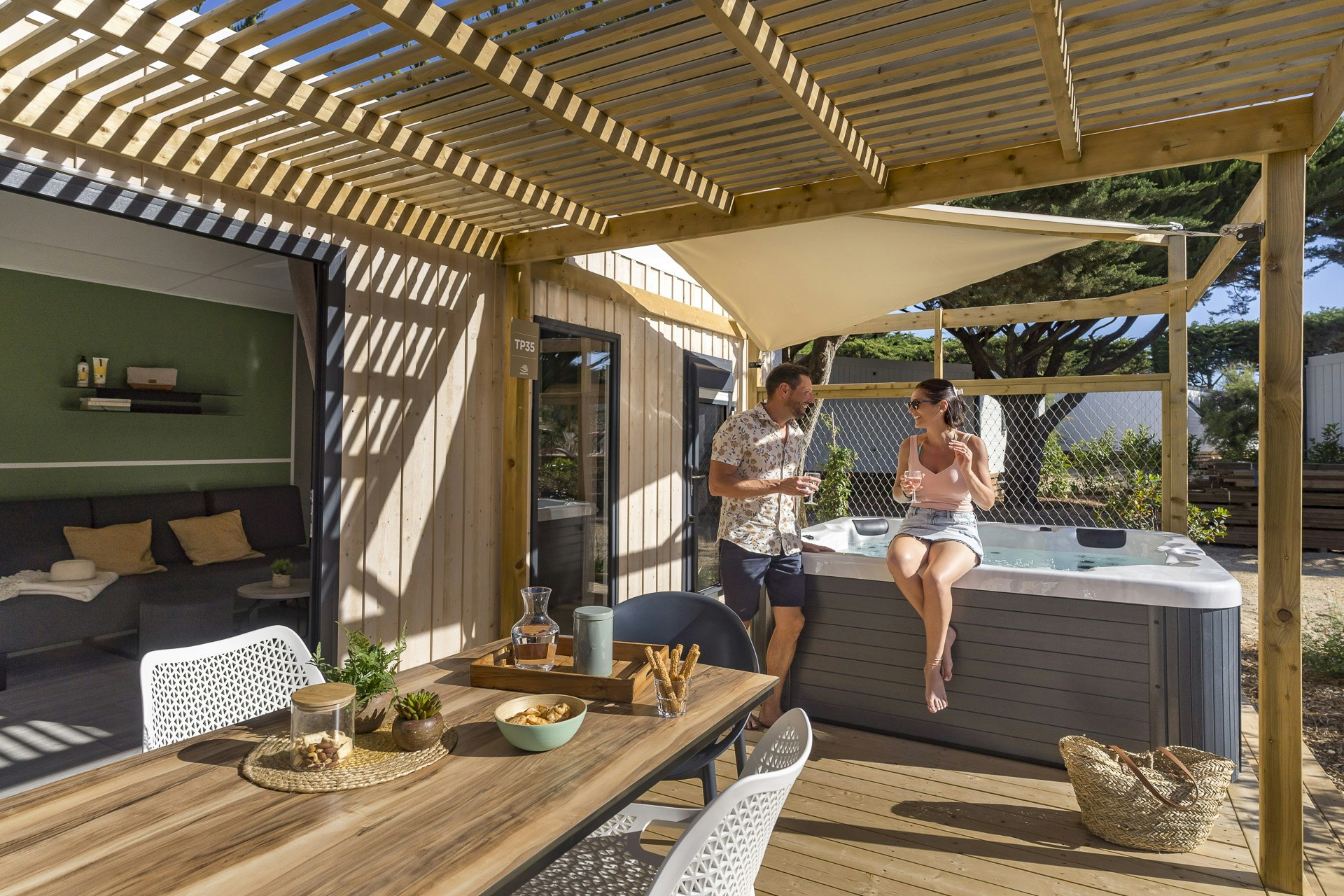 Camping Sandaya Amis de la Plage - Außenansicht eines Mobilheims mit Terrasse und Whirlpool