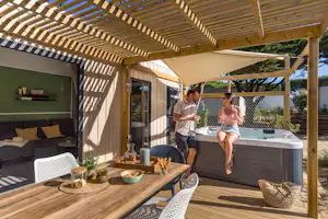 Camping Sandaya Amis de la Plage - Außenansicht eines Mobilheims mit Terrasse und Whirlpool