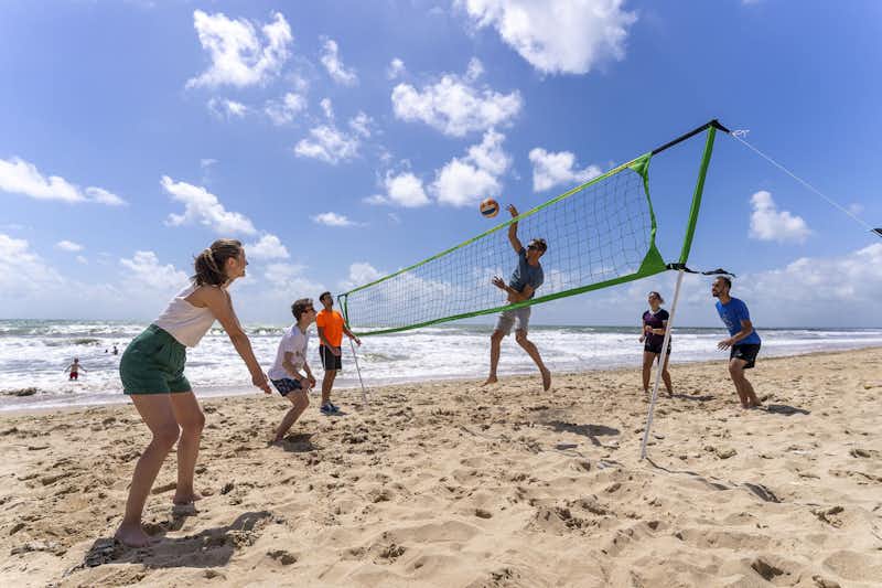 Sandaya Amis de la Plage  Campéole Les Amis de la Plage - Gäste spielen Volleyball am Strand