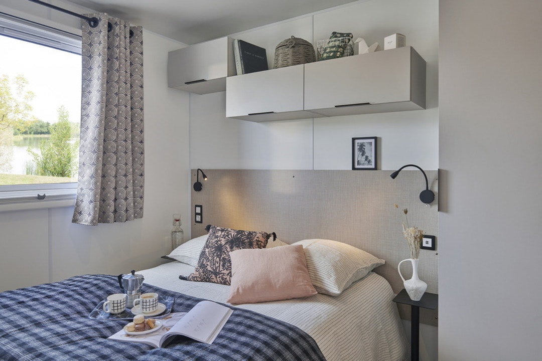 Camping Les Reflets du Quercy  Campéole Les Reflets du Quercy  - Doppelbett im Schlafzimmer eines Mobilheims