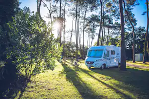 Camping Penn Mar Campéole Penn Mar - Standplätze zwischen den Bäumen auf dem Campingplatz