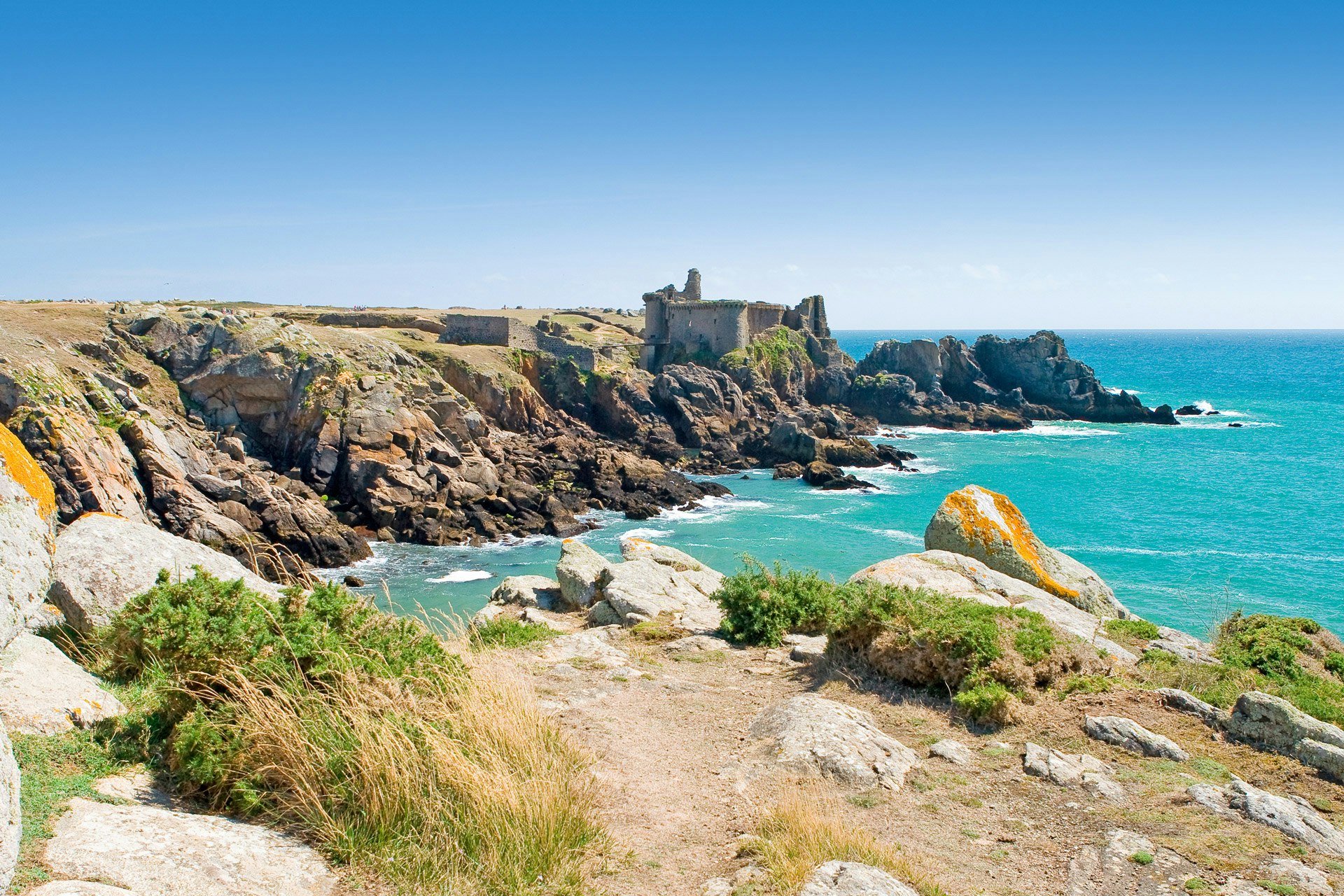 Camping Plage des Tonnelles  Campéole Plage des Tonnelles - Blick auf die Küste mit Felsenstrand