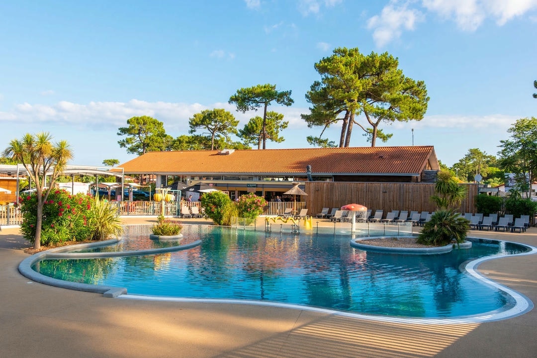 Camping Campéole Plage Sud  Camping Club Plage Sud  - Pool im Freien mit Liegestühlen und Sonnenschirmen