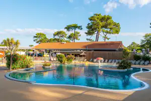 Camping Campéole Plage Sud Camping Club Plage Sud - Pool im Freien mit Liegestühlen und Sonnenschirmen