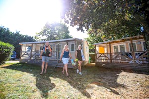 Campéole Saint Grégoire - Camper an den Mobilheimen vom Campingplatz