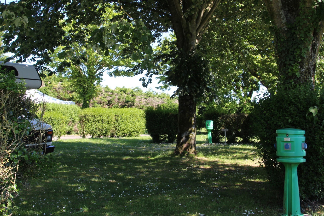 Campéole Saint Grégoire - Standplätze im Grünen auf dem Campingplatz