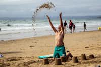 Campéole Trezmalaouen  - Kind beim Sandburgen bauen am Strand  vom Campingplatz am Atlantischen Ozean
