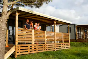 Camping Trezmalaouen - Mobilheim mit Terrasse auf dem Campingplatz
