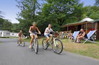 Campéole Val de Coise  -  Camper mit Fahrrädern an den Mobilheimen vom Campingplatz