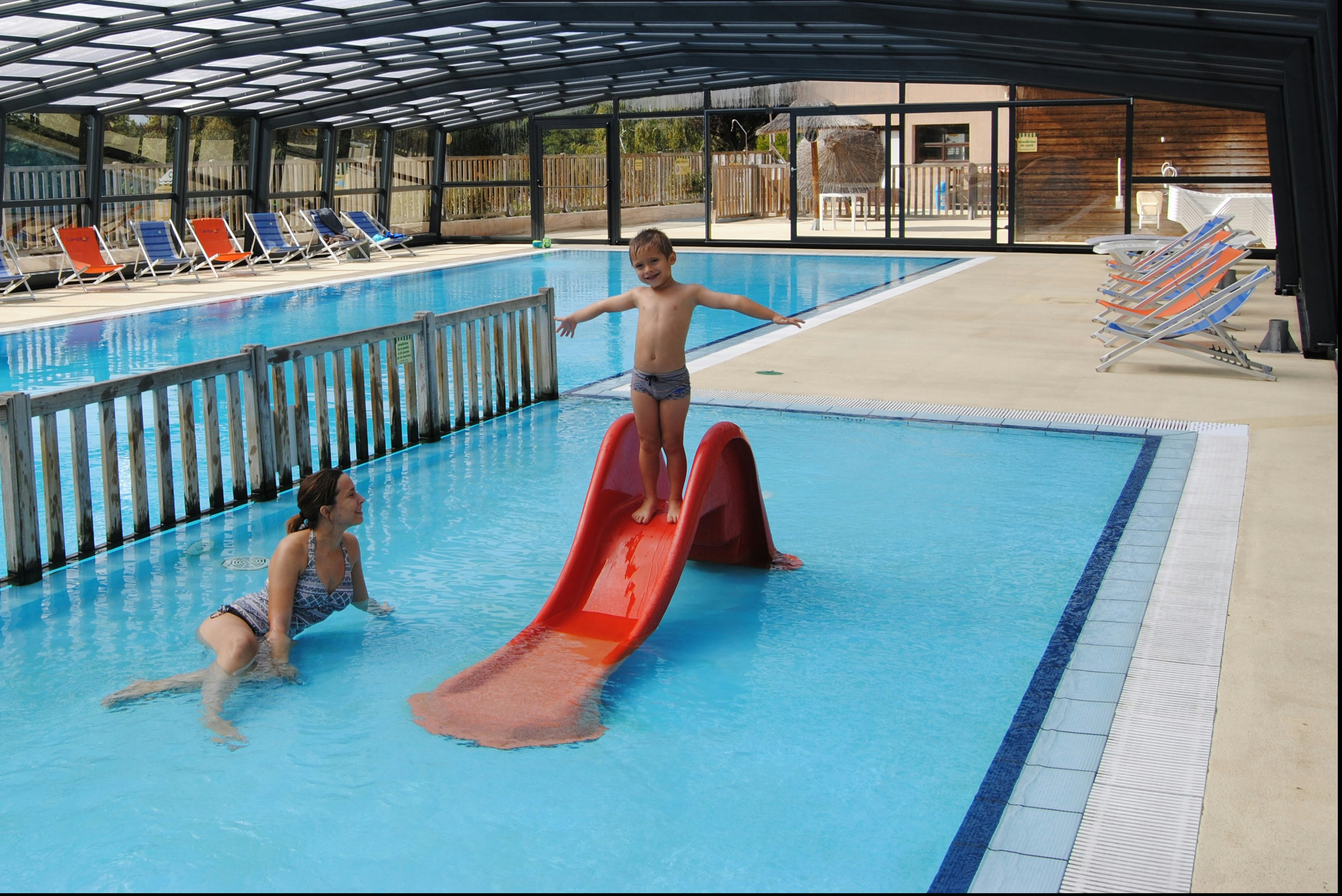 Camping Paradis Val de Coise - Kinderbereich im Pool des Campingplatzes