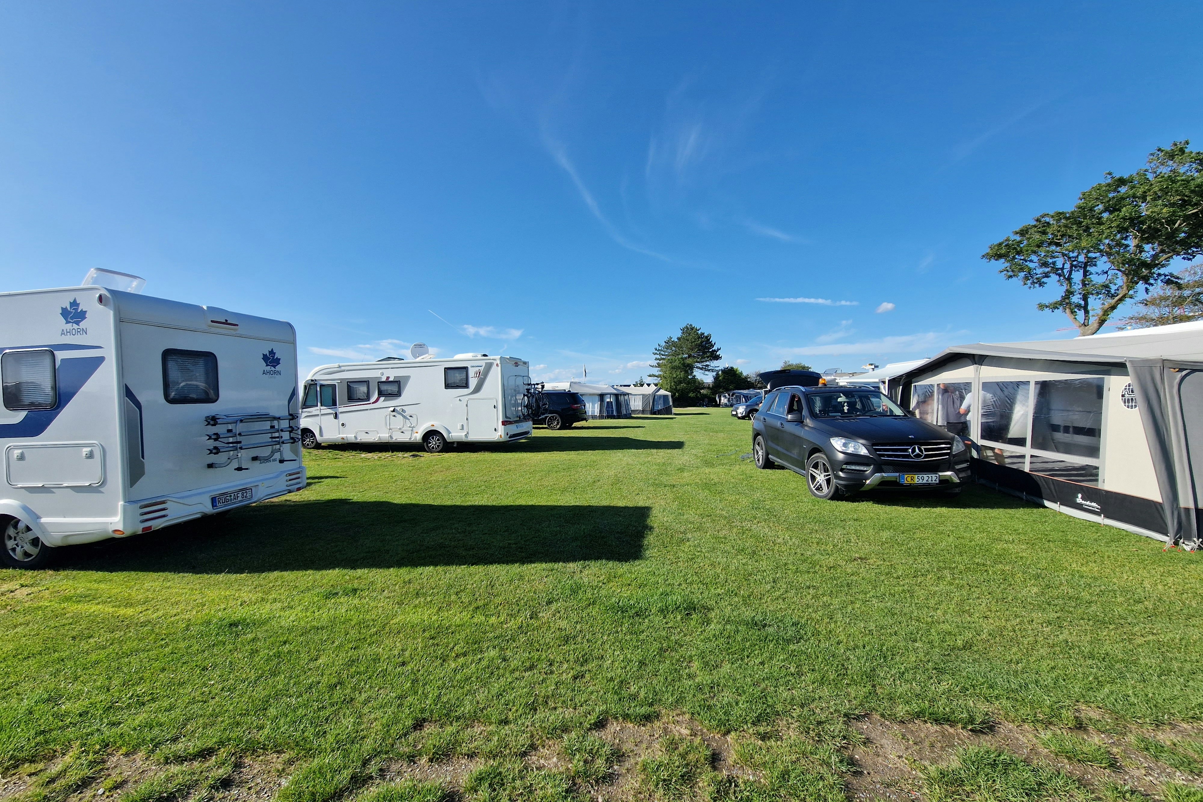CampOne Assens Strand - Blick auf die Standplätze auf der Wiese