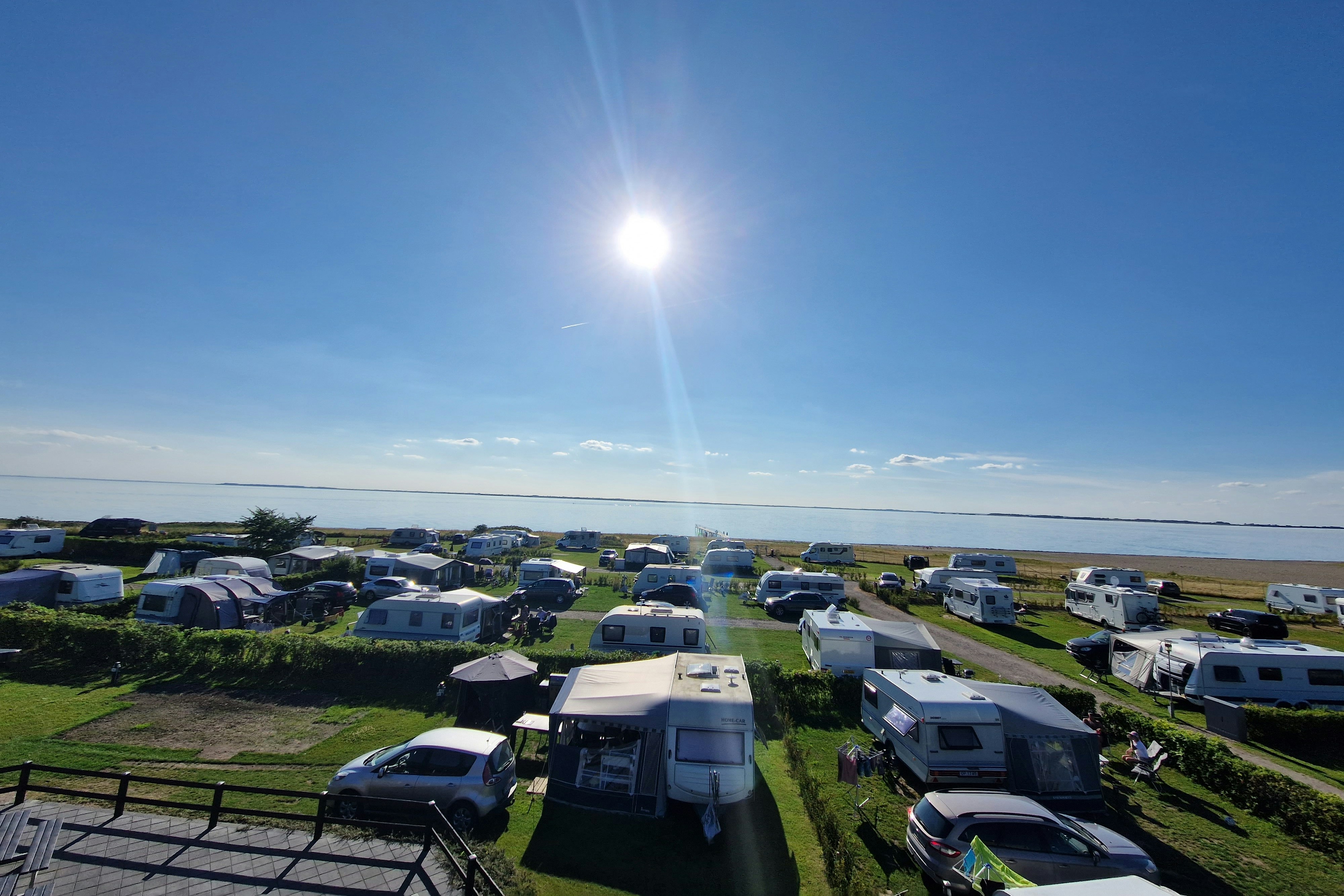 CampOne Assens Strand - Blick auf die Standplatzwiese