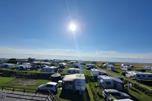CampOne Assens Strand - Blick auf die Standplatzwiese