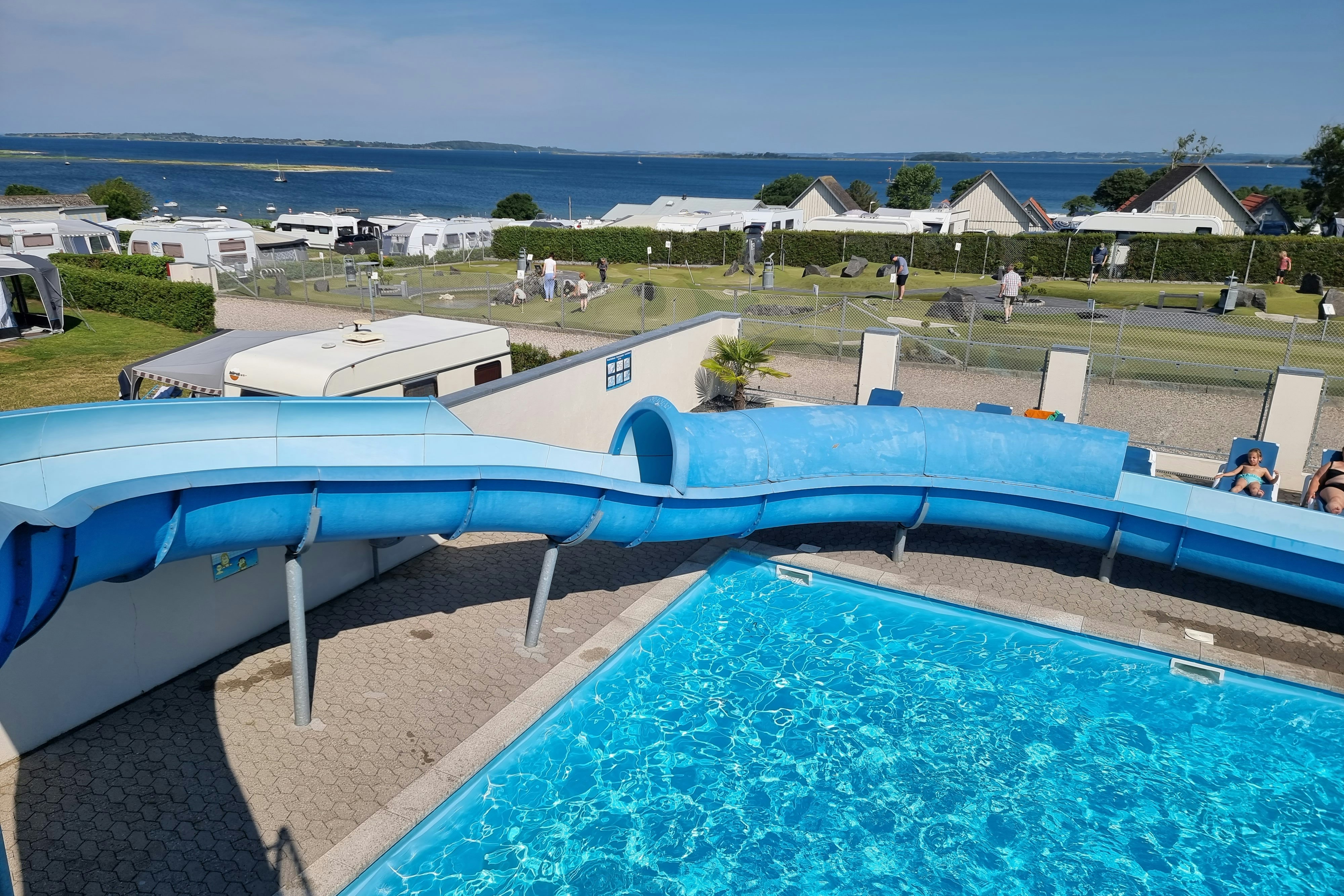 CampOne Bøjden Strand - Campingplatz mit Pool,Wasserrutsche, Liegestühlen und Sonnenschirmen