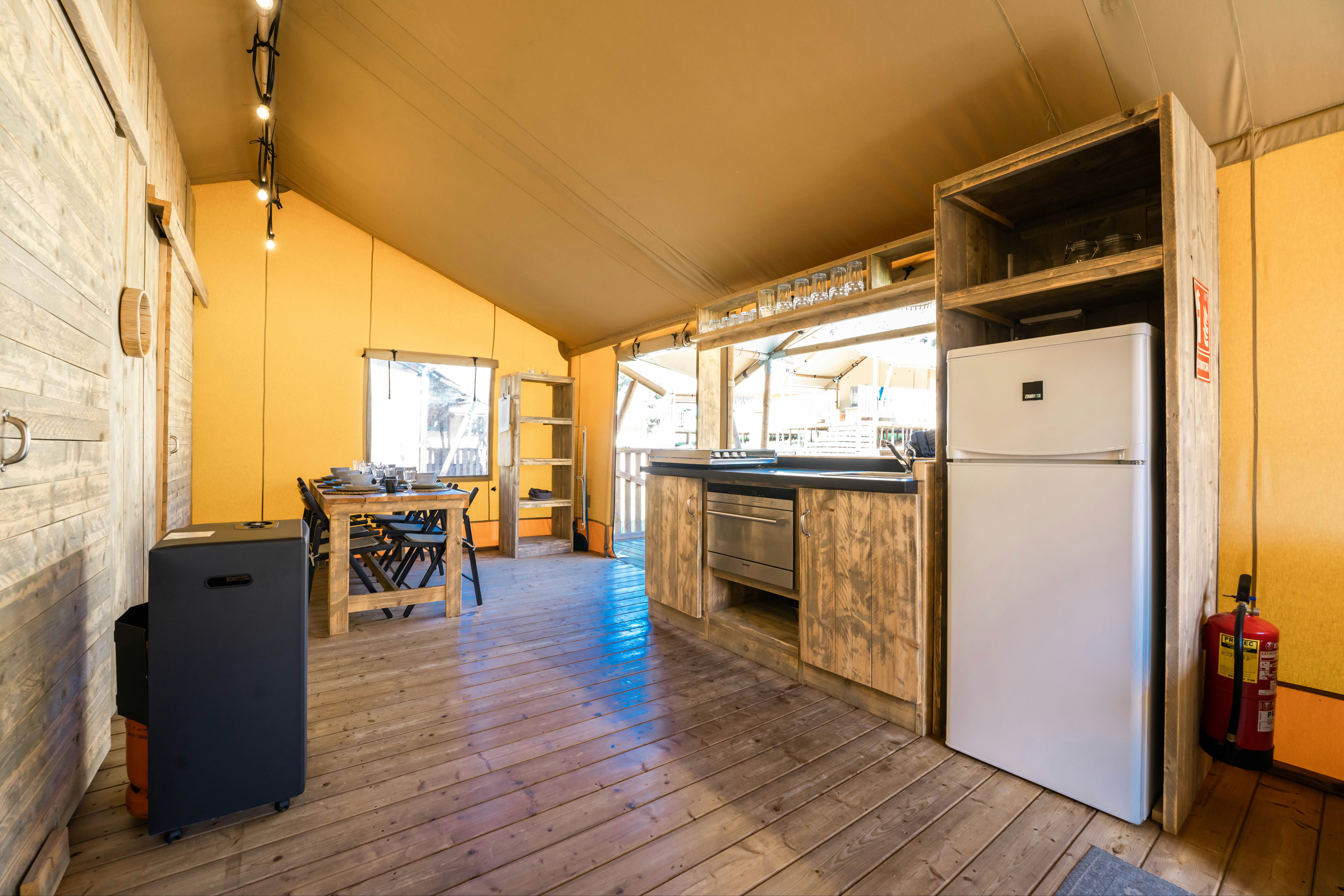 Glamping Can Bora Lodges  - Küchenzeile in einem Glamping-Zelt