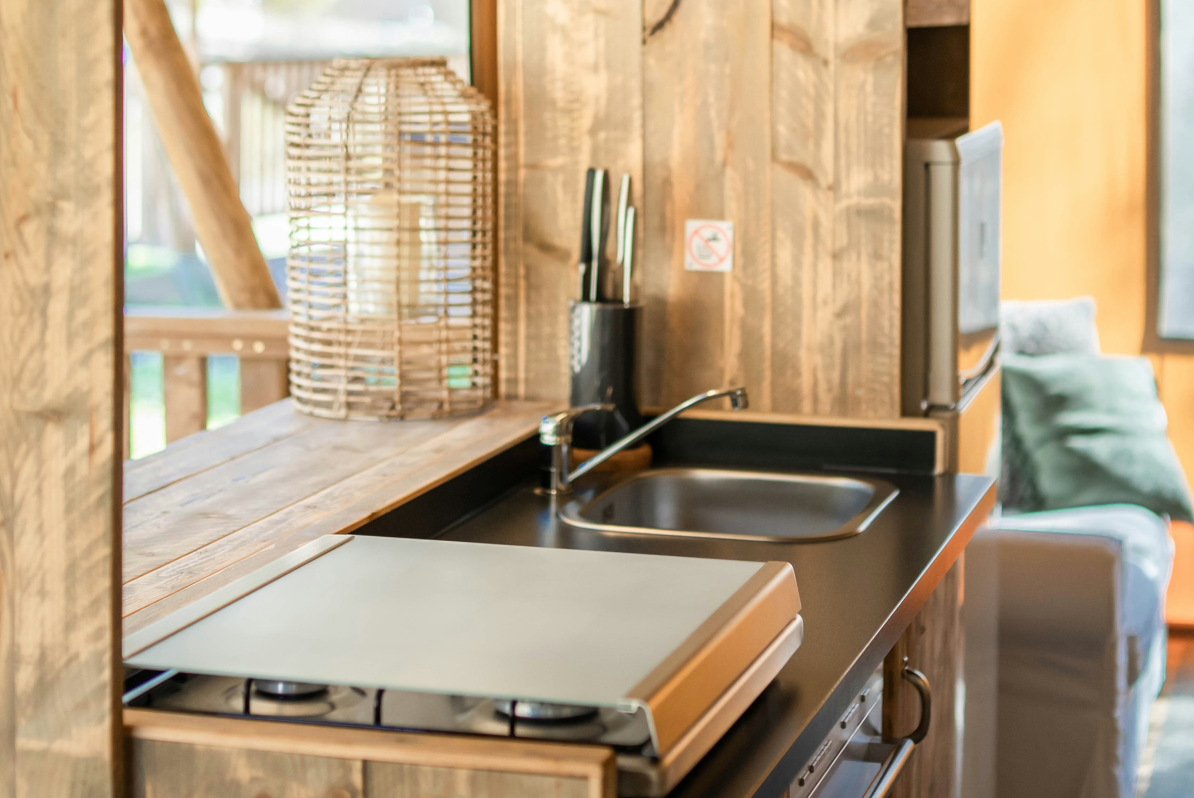 Glamping Can Bora Lodges - Küche in einem Luxus-Mobilheim