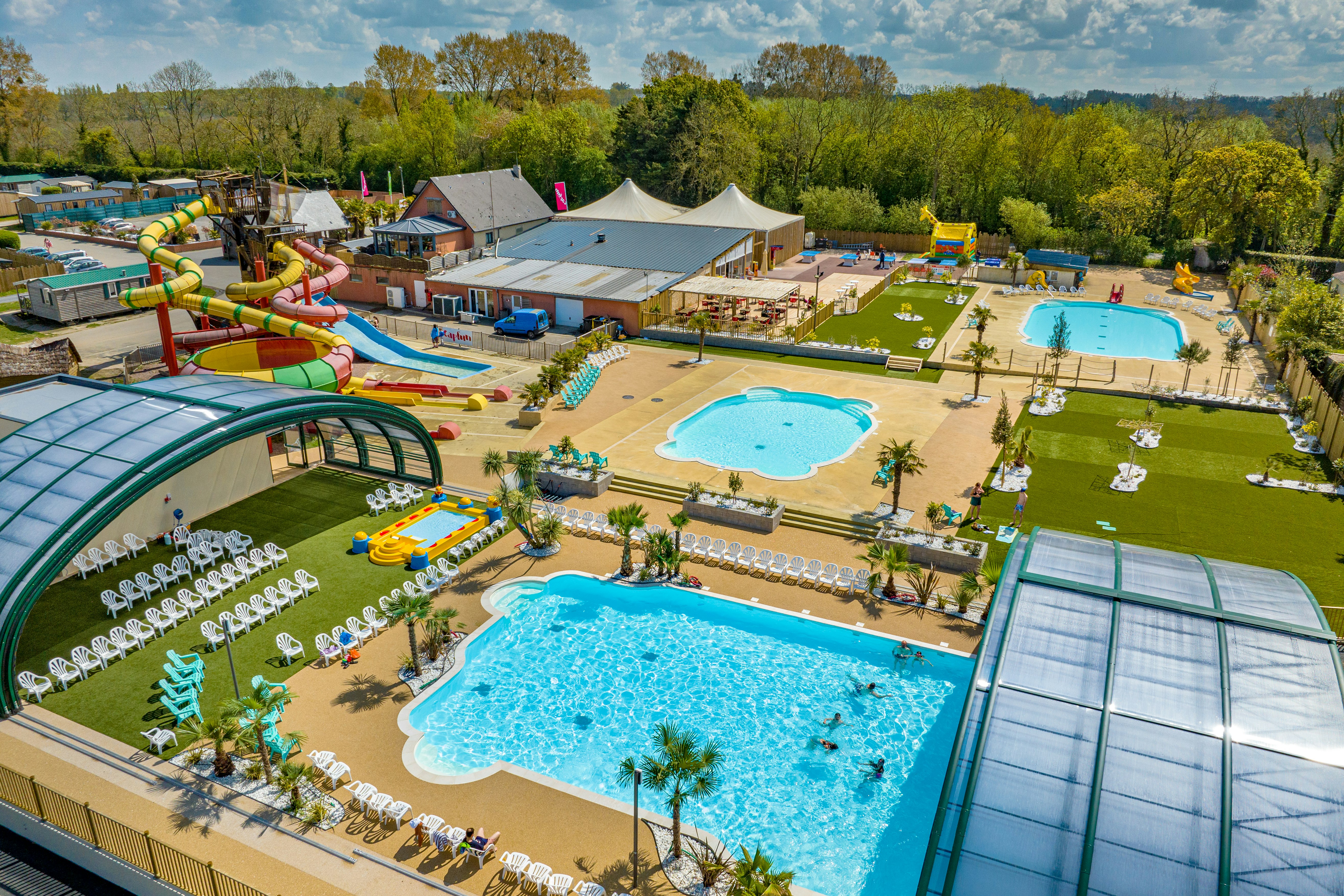 Capfun camping Château d'Arvid  - Luftaufnahme des Campingplatzes mit Freibad