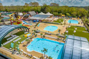 Capfun camping Château d'Arvid - Luftaufnahme des Campingplatzes mit Freibad